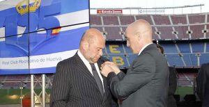 Pablo Comas recibe la insignia de manos de Luis Rubiales. / Foto: Alberto Iranzo (AFE).