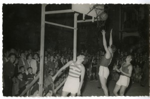 Partido nocturno de baloncesto en la Plaza de las Monjas./ Colección particular A. Cuenca García. 