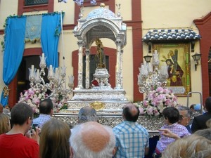 A su paso por delante de la casa de las Hermanitas de la Cruz. 