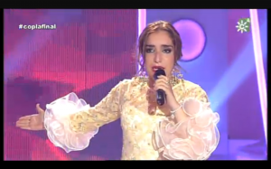 La joven, interpretando una de las coplas en la final. / Foto: Canal Sur. 