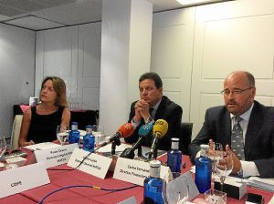 el director financiero de Matsa, Carlos Fernández, se dirige a los presentes. Junto a él, Alonso Luján y Paula Chaves