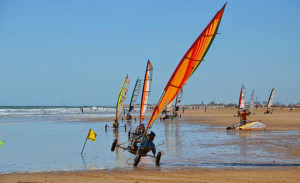 El carrovelismo es un deporte inventado para ser practicado en tierra, sobre el asfalto o la arena de la playa.