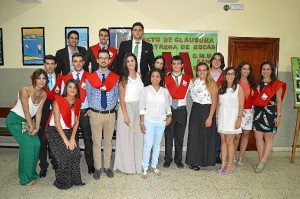 Los alumnos que también recibieron su beca por el curso 2013-104. 