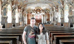 Con su novia en el Aula Leopoldina de la Universidad Antigua de Wroclaw-