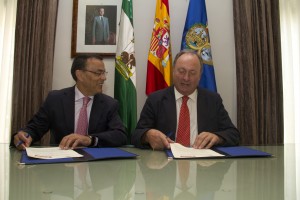 Firma del convenio entre el presidente de la Diputación y el director de la Refinería de Cepsa.