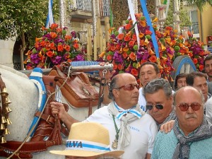 Exorno floral de la carreta de plata de Huelva este año. 