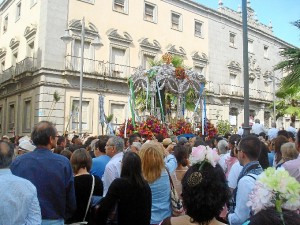 Numerosos onubenses han salido a la calle para despedir a la hermandad. 