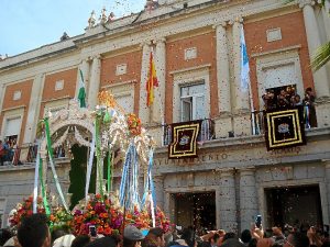 Petalada al Simpecado desde el Ayuntamiento. 