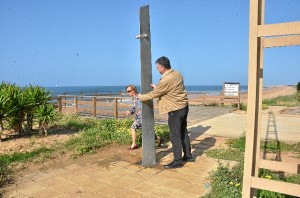 El alcalde de Palos supervisa los trabajos.