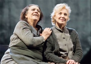 Con Marisa Paredes, en una de las obras de teatro en las que ha venido trabajando. 