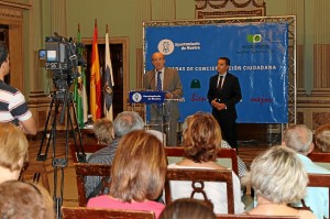 Encuentro mantenido por el Ayuntamiento de Huelva con los vecinos. 