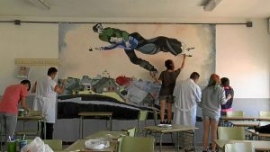 Alumnos del IES Guadiana de Ayamonte pintando en las aulas del centro.