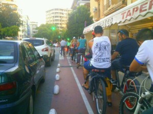 Los participantes hicieron el recorrido por el carril bici. 