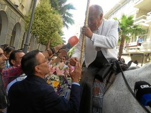 El presidente de la Diputación, al paso del Simpecado por la institución supramunicipal. 