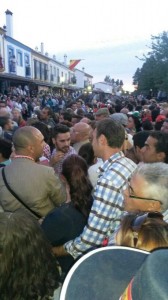 Numerosos onubenses acudieron al Barrio de las Gallinas para ver la llegada de Huelva al Rocío. 