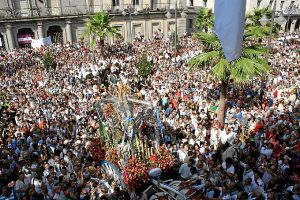 Imagen del Simpecado ante el Ayuntamiento de Huelva. 