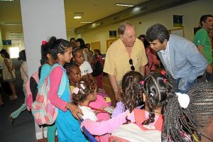 Recepción de los niños saharauis en el Estadio Iberoamericano de Atletismo.