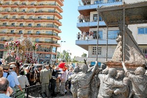 En el Punto se ha realizado la ofrenda al Monumento de la Virgen del Rocío. 