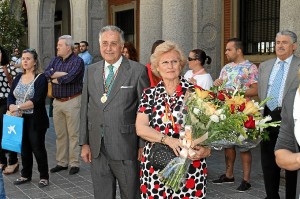 El subdelegado del Gobierno y su esposa realizaron una ofrenda floral al Simpecado de emigrantes. 