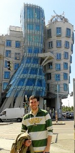 Junto al Dancing Building de Praga, que ha visitado.