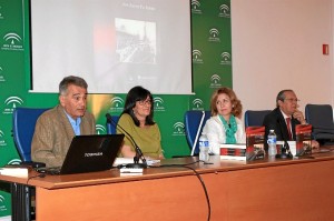 Mesa presidencial de la presentación del libro. 