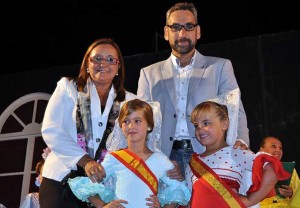 Los alcaldes de Isla Cristina y Ayamonte junto a las reinas infantiles de 2013 y 2014.