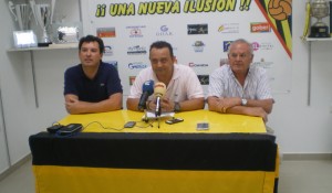 Un momento de la rueda de prensa en la que Kiko Manga -en el centro- comunicó su marcha. / Foto: C. B. 