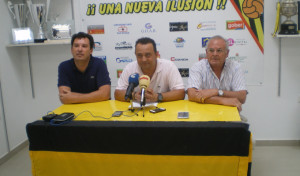 Un momento de la rueda de prensa en la que Kiko Manga -en el centro- comunicó su marcha. / Foto: C. B.