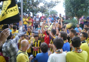 El entrenador, Alejandro Ceballos, el alcalde, Juan Manuel González, y el presidente, Kiko Manga, durante la recepción. / Foto: C. B.