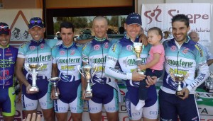 Los representantes del Monferve, con sus trofeos.