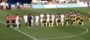 Saludo protocolario antes del inicio del choque. / Foto: @MalagaCF.