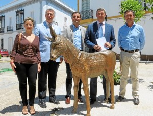 Tras la firma junto a la estatua de Platero. medios