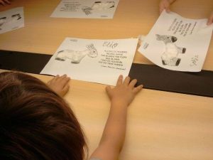 Escolares visitan la biblioteca municipal de Ayamonte.