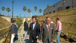 El Subdelegado del Gobierno, Enrique Pérez Viguera, y el alcalde de Gibraleón, José Ramón Gómez Cueli, visitando las obras.