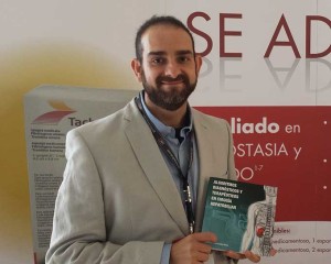 El autor del manual y cirujano responsable de la Unidad de Cirugía Hepatobiliar del Hospital Juan Ramón Jiménez, Daniel Bejarano.