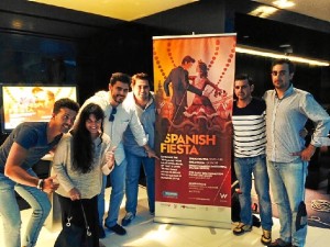 El grupo onubense 'Calle Botica' posando con el cartel de la fiesta española en Qatar.