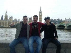 Junto a unos amigos con el Big Ben de fondo.