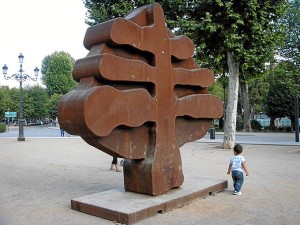 Una de estas esculturas luce  en la plaza 12 de octubre. 