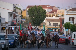 Cortejo desfilando por las calles del municipio antes de partir al recinto de la romería.