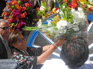 Entrega de flores a su paso por la Hermandad de Huelva. 