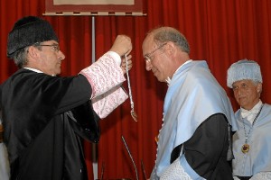 Manuel Bendala, recibiendo la Medalla.