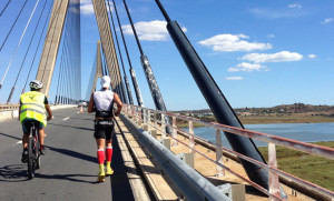 El paso de los atletas por el Puente Internacional sobre el Guadiana, uno de los puntos fuertes de la prueba.