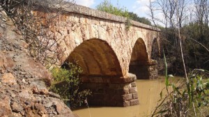 Puente romano sobre el arroyo Candón. / Fuente: www.emartv.es