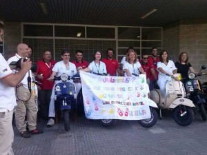 Tour Vespa de Córdoba con el mensaje de los niños de oncología de Córdoba para los niños onubenses.