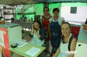 Voluntarias de la Junta Local de Riotinto en la feria de la tapa a beneficio de AECC.