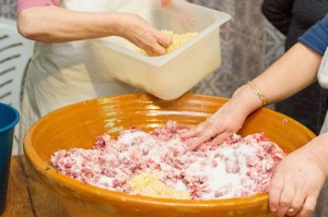 Elaboración de embutidos en Jabugo. / Foto: IAPH. 