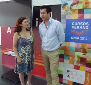 Mª Auxiliadora Marciano, directora del Curso de Verano junto a Manuel Guerrero Baena de 8TV de Andalucía durante la presentación del curso, que hasta el próximo viernes se está celebrando en el Campus de La Rábida.