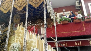 Canta saetas en la Semana Santa de Huelva desde los seis años. 