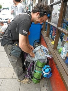 Últimos retoques a la mochila antes de partir.