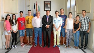 Alcalde de San juan junto a los chicos y chicas premiados